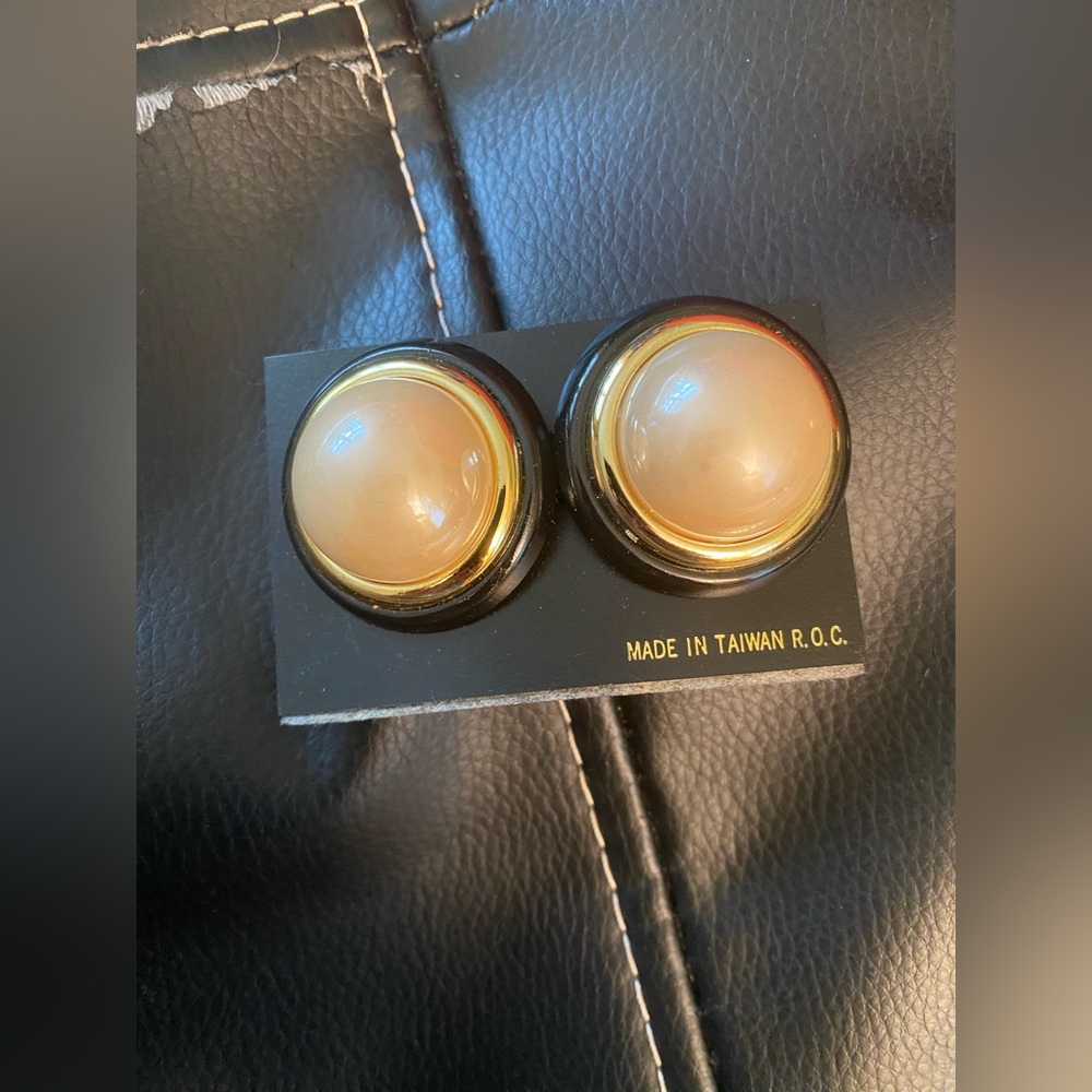 Vintage Clip-On Earrings – Black & Gold w/ Pearl – Made in Taiwan – 80s Jewelry